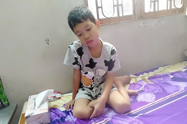 Mẹ khờ, cha thất nghiệp, đứa trẻ bị ung thư hành hạ đến lả người Mẹ khờ, cha thất nghiệp, đứa trẻ bị ung thư hành hạ đến lả người