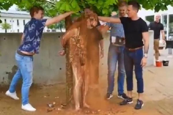Đan Mạch: Bị ném bột quế, trói giữa đường nếu 25 tuổi vẫn... ế Đan Mạch: Bị ném bột quế, trói giữa đường nếu 25 tuổi vẫn... ế