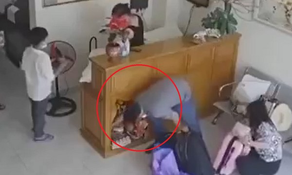 Người đàn ông trộm tiền lẻ và tượng trên bàn thờ thần tài của khách sạn gây bức xúc Người đàn ông trộm tiền lẻ và tượng trên bàn thờ thần tài của khách sạn gây bức xúc