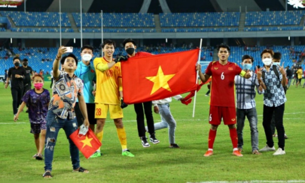 CĐV Việt Nam tràn xuống ăn mừng chức vô địch, khoảnh khắc đầy tự hào CĐV Việt Nam tràn xuống ăn mừng chức vô địch, khoảnh khắc đầy tự hào