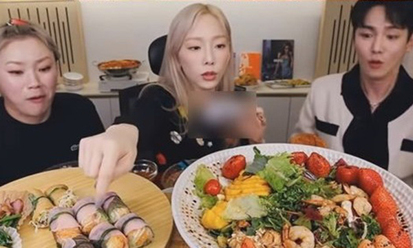 Tranh cãi nảy lửa khoảnh khắc Taeyeon (SNSD) cầm đồ vật nhạy cảm khoe lên livestream, sự thật khiến fan bật ngửa hàng loạt Tranh cãi nảy lửa khoảnh khắc Taeyeon (SNSD) cầm đồ vật nhạy cảm khoe lên livestream, sự thật khiến fan bật ngửa hàng loạt