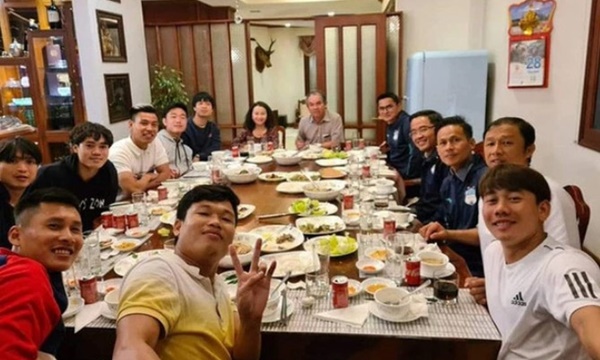 Câu thách "đố ai tìm được ảnh vợ tôi" và "nóc nhà" cực kỳ bí ẩn của bầu Đức Câu thách "đố ai tìm được ảnh vợ tôi" và "nóc nhà" cực kỳ bí ẩn của bầu Đức