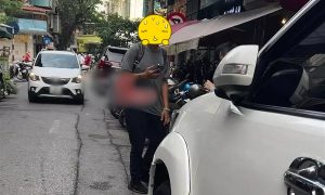 Chồng cũ Phạm Quỳnh Anh bị bắt gặp gầy rộc trên phố