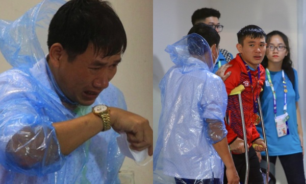 Lê Văn Xuân chống nạng lên nhận HCV SEA Games 31 Lê Văn Xuân chống nạng lên nhận HCV SEA Games 31