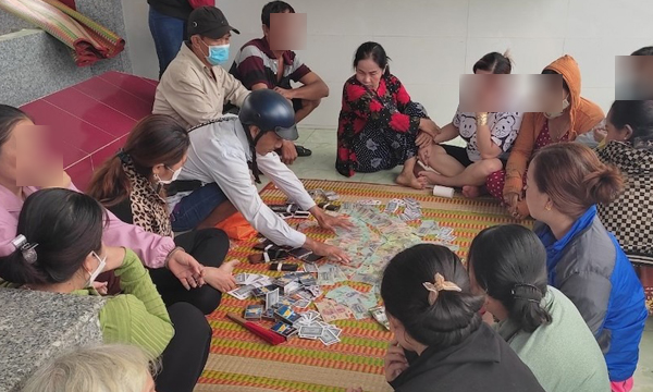 14 phụ nữ và 2 nam giới chui vào... khu nhà mồ đánh bạc 14 phụ nữ và 2 nam giới chui vào... khu nhà mồ đánh bạc