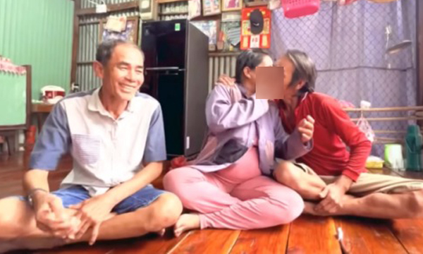 "Gia đình Táo quân": Một vợ hai chồng chung sống hòa thuận, hạnh phúc "Gia đình Táo quân": Một vợ hai chồng chung sống hòa thuận, hạnh phúc