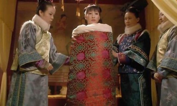 Tại sao Phi tần phải quấn chăn bông và được thái giám bế vào khi làm “chuyện ấy” với Hoàng đế? Tại sao Phi tần phải quấn chăn bông và được thái giám bế vào khi làm “chuyện ấy” với Hoàng đế?